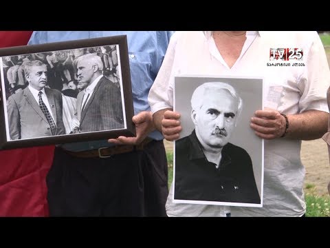 მერაბ კოსტავას მემორიალური ქვა ყვავილებით შეამკეს