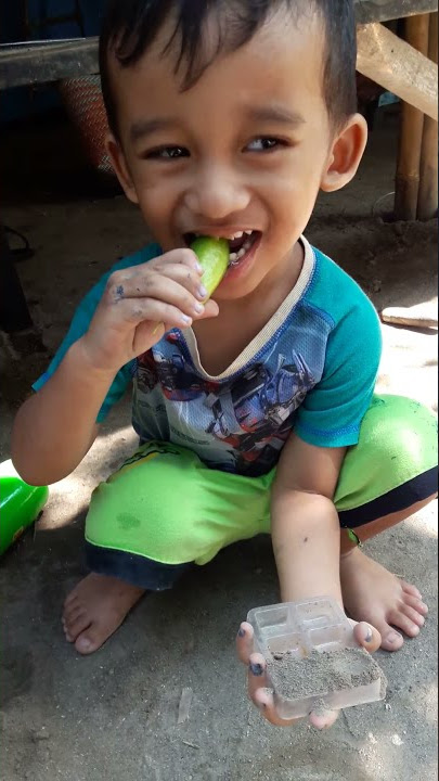 anak kecil lucu saat makan buah asem bikin ngakak