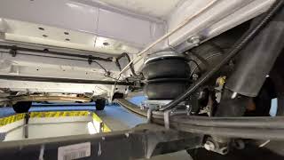 Montage der E-Suspension Steuerbox unter dem Fiat Ducato 250