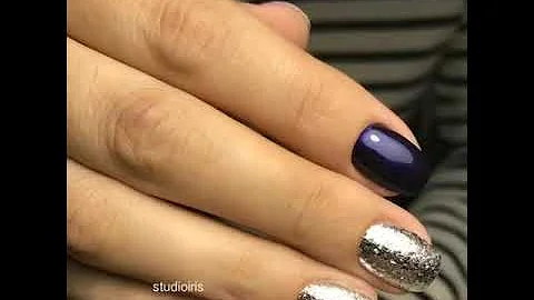 Маникюр под синее платье с блестками
