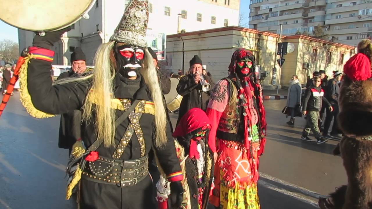 Parada datinilor si obiceiurilor de Anul Nou 2015