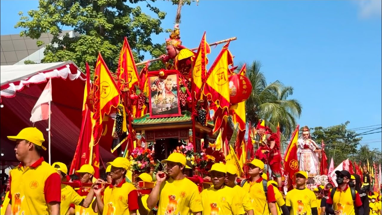 Di balik suksesnya perayaan cap go meh singkawang ada tatung2 yang rela berpanas panasan