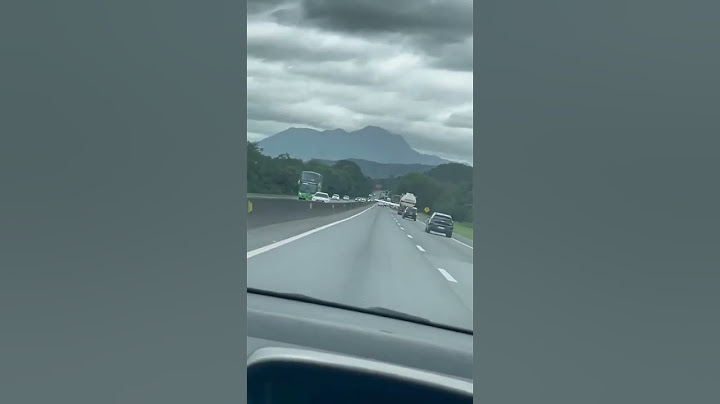 Avião de pequeno porte faz pouso forçado na rodovia BR-101, em Santa Catarina; vídeo mostra momento