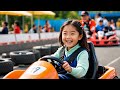 ８歳の日本人少女がゴーカートで運転を楽しむ