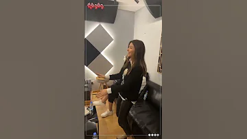 لحظة عفوية من نانسي عجرم في كواليس تسجيل أغنية سيدي يا سيدي 