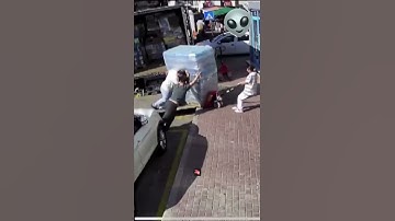 HOW NOT TO UNLOAD A LORRY #fail #fails