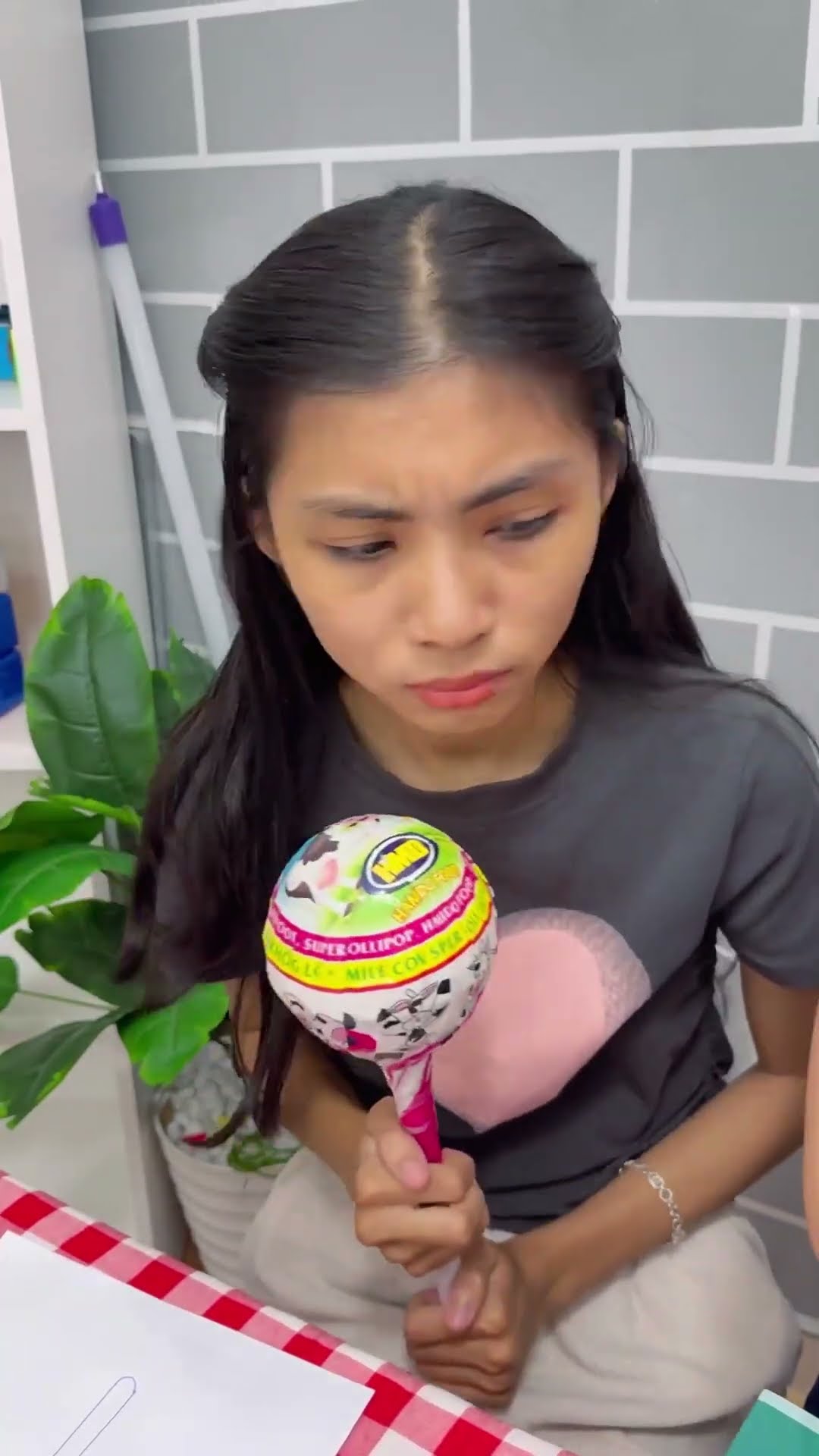 Cây bút thần kỳ và chiếc hộp trống trơn || Magic pen and empty box #shorts