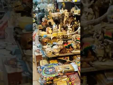 شنط وتحف وحاجات تانيه كتير في ش المعز وخان الخليلي