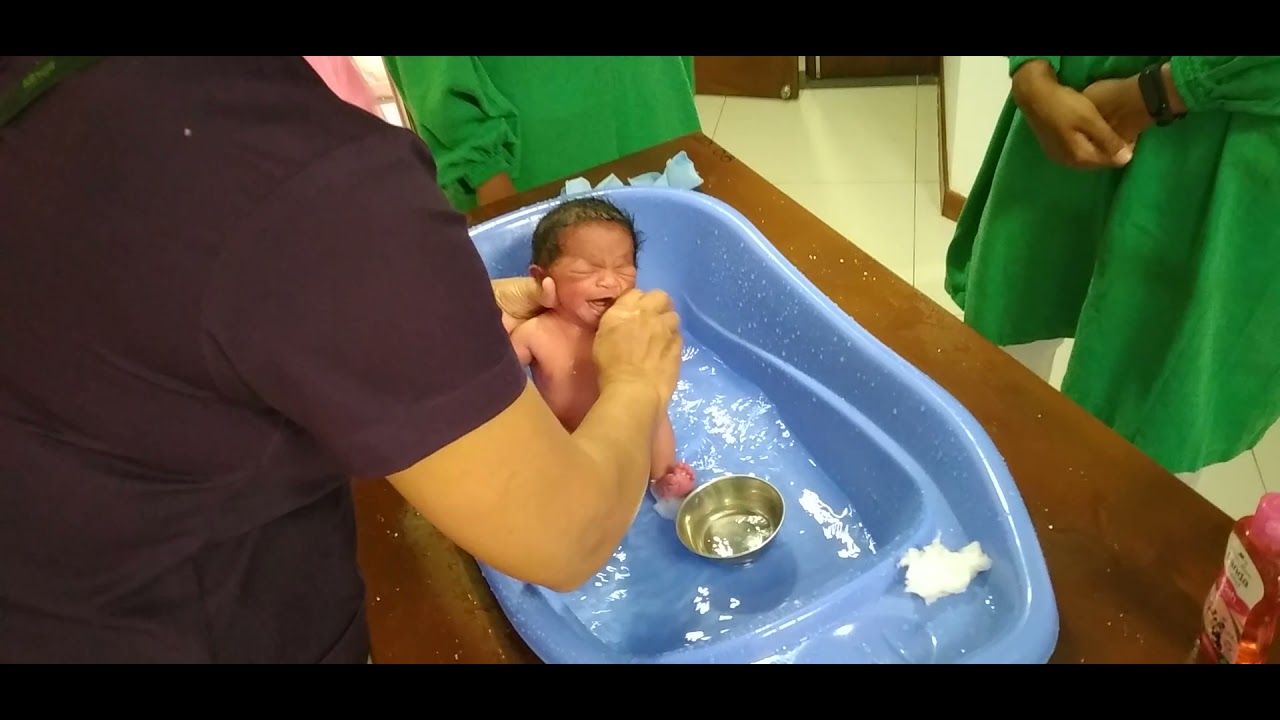 How to bathe a newborn baby (Deyoni Theweja) YouTube
