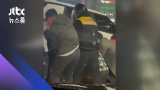 "사람이 깔렸다" 맨손으로 차량 들어올린 시민들 / JTBC 뉴스룸