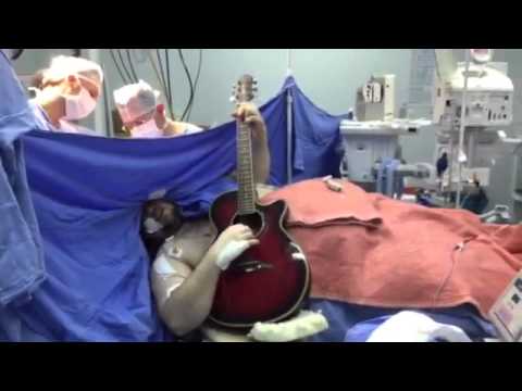 Paciente canta e toca violão durante cirurgia no cérebro realizada no HNSC