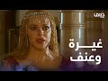 صوت جاريتها أعجب حبيبها فضربتها وأهانته أمامه