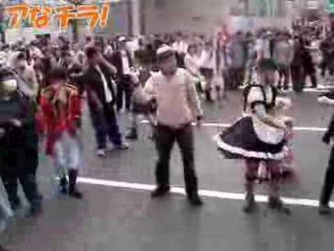 メイド女装男と欧米人男性のダンス