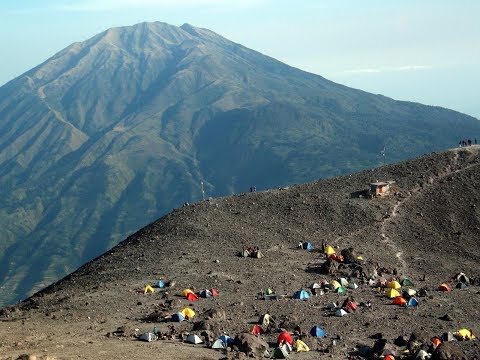 Video: Mendaki Gunung Berapi Nyiragongo Dalam Bayangan Perang Saudara