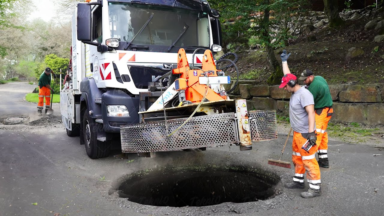 Genius Way They Repair Giant Manholes in Germany’s Streets - YouTube