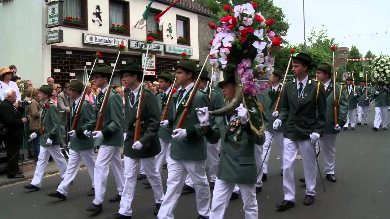 Große Königsparade vor dem Schützenkönig S.M. Günter III. - Schützenfest Kaarst 2013 - Teil 3 von 3