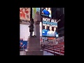 Las vallas publicitarias de Times Square rinden homenaje a los servicios sanitarios de New York