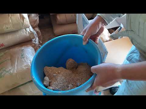 鶏のエサは配合飼料ではなくて自家配合です。