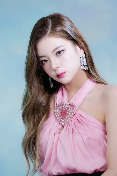 She is my ultimate bias 😍#itzy #yeji #lia #ryujin #chareyoung #yuna