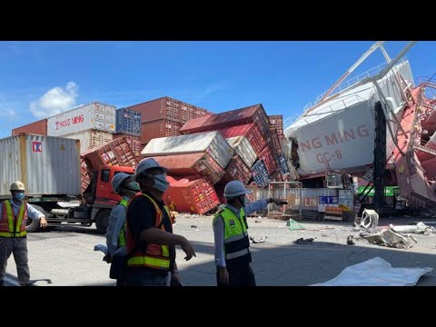 Kaohsiung Harbor | Yang Ming Marine | Huge 80,000-tonne cargo ship  toppling a crane in Taiwan