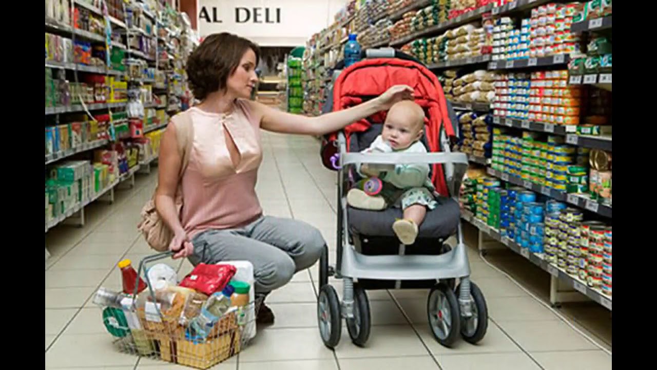10 месяцев на покупки. Мама с коляской в магазине. Ребенок в магазине. Женщина с ребенком в магазине. Мамы в детском магазине колясок.