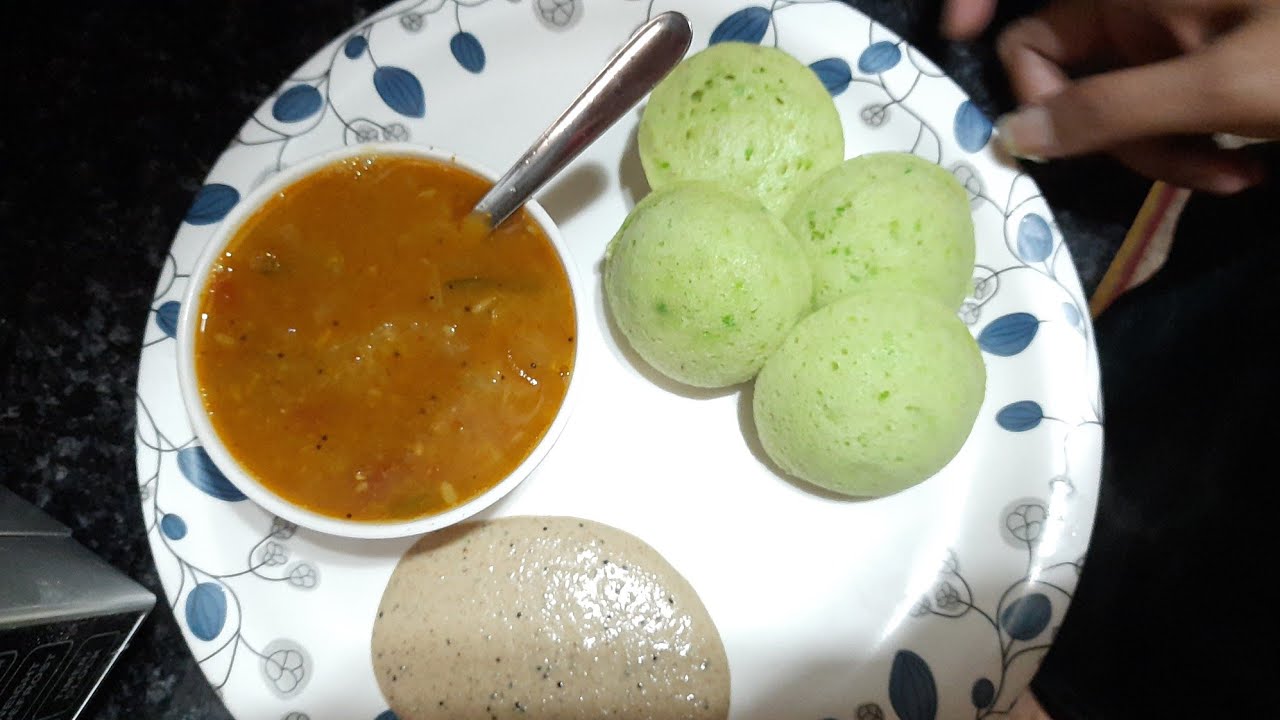 Hare Matar Wali Rawa Idli Ke Sath Shambhar aur Mungfali Ki Chutney Ki
