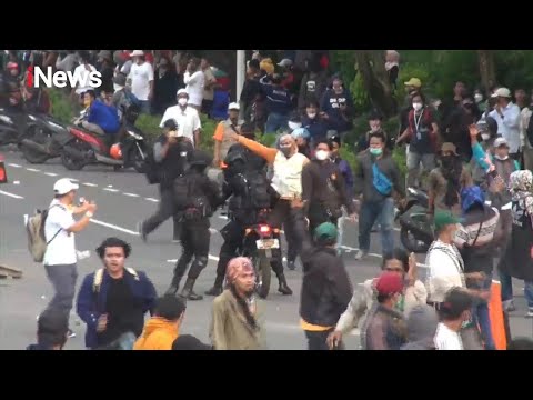 Melintas di Tengah Demo, Dua Anggota Polisi Dikeroyok Massa #iNewsSiang 12/04