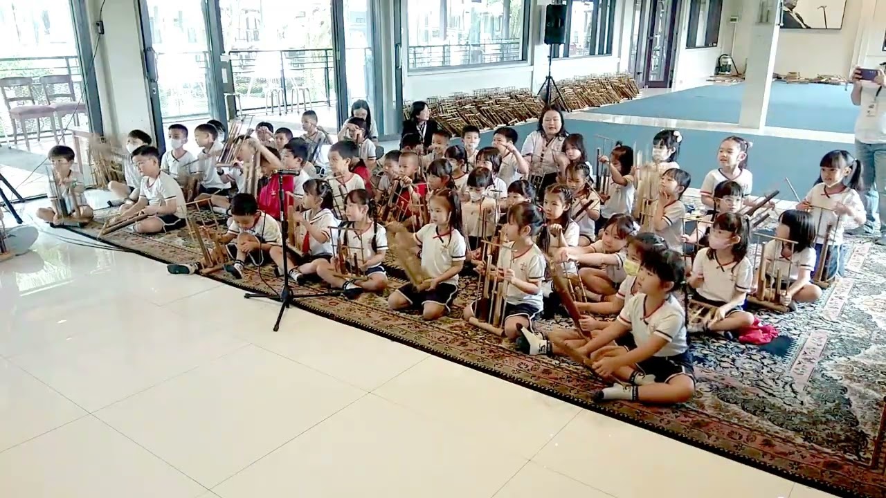 TKK Trimulia Bandung Bermain #Angklung di Bale Seni Barli   #Kotabaruparahyangan