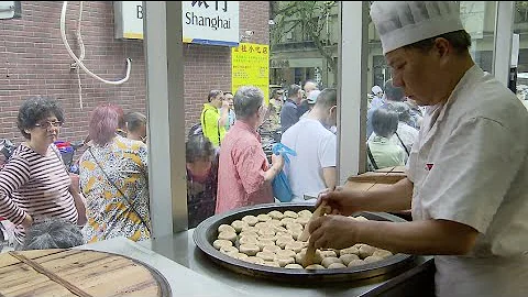 Shanghai Residents Queue for Mooncakes as Mid-Autumn Festival Approaches - DayDayNews