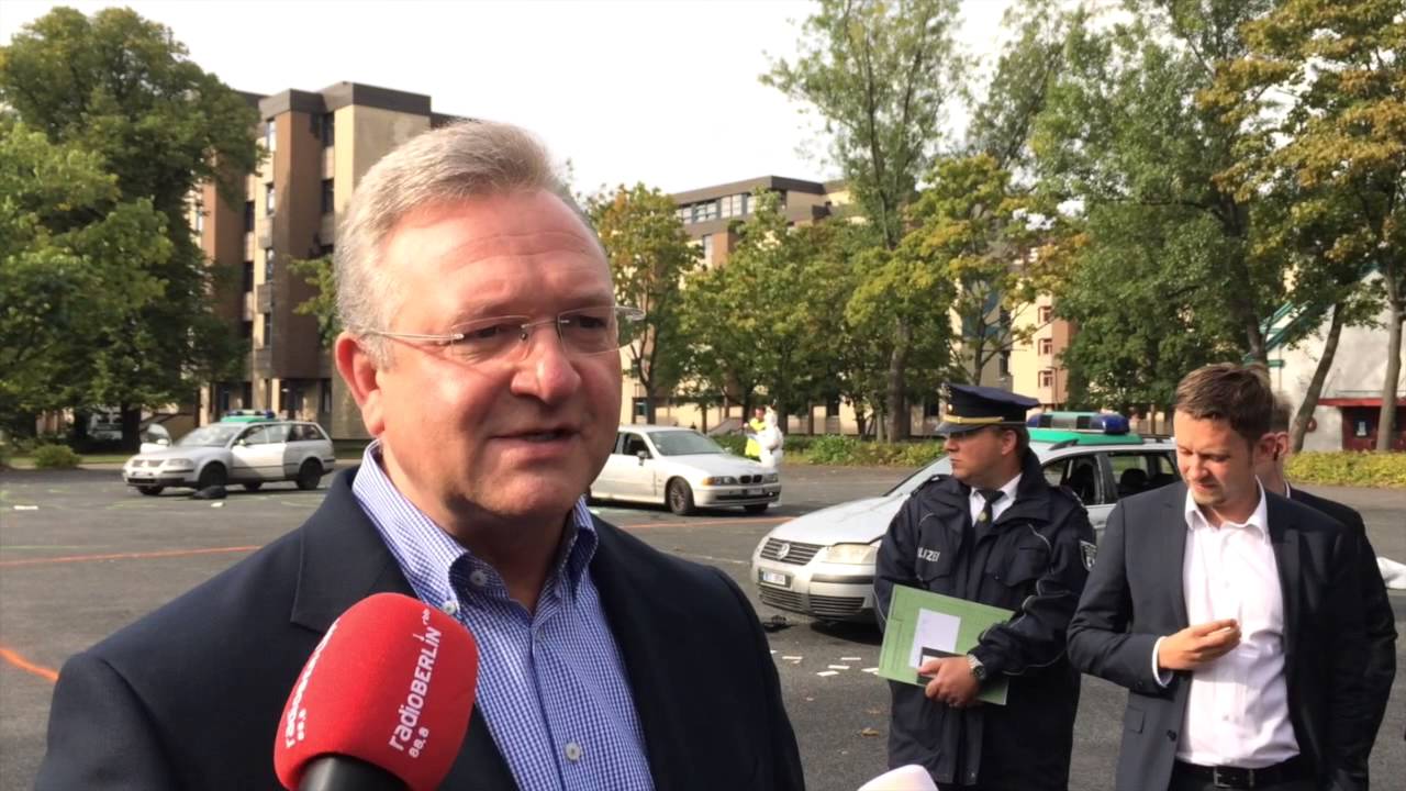 Innensenator Frank Henkel bei Terror-Übung der Berliner Polizei