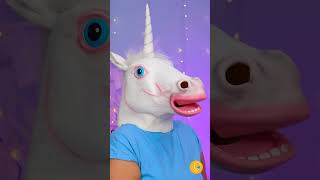 Lekker 😋 Eenhoorn probeert versc...