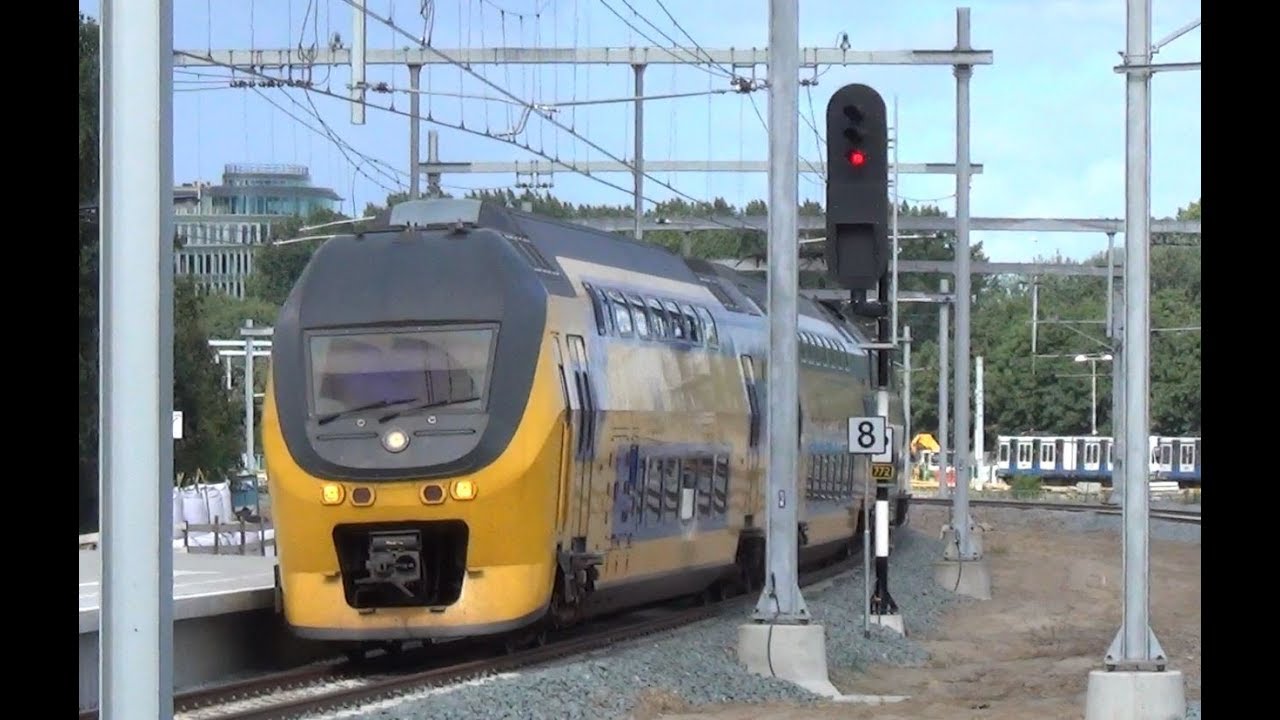 VIRM 8653 komt door station Amsterdam RAI