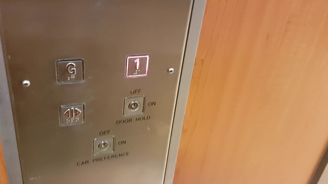 2000 Ace Lift @ Waterstones in Milton Keynes Midsummer Place