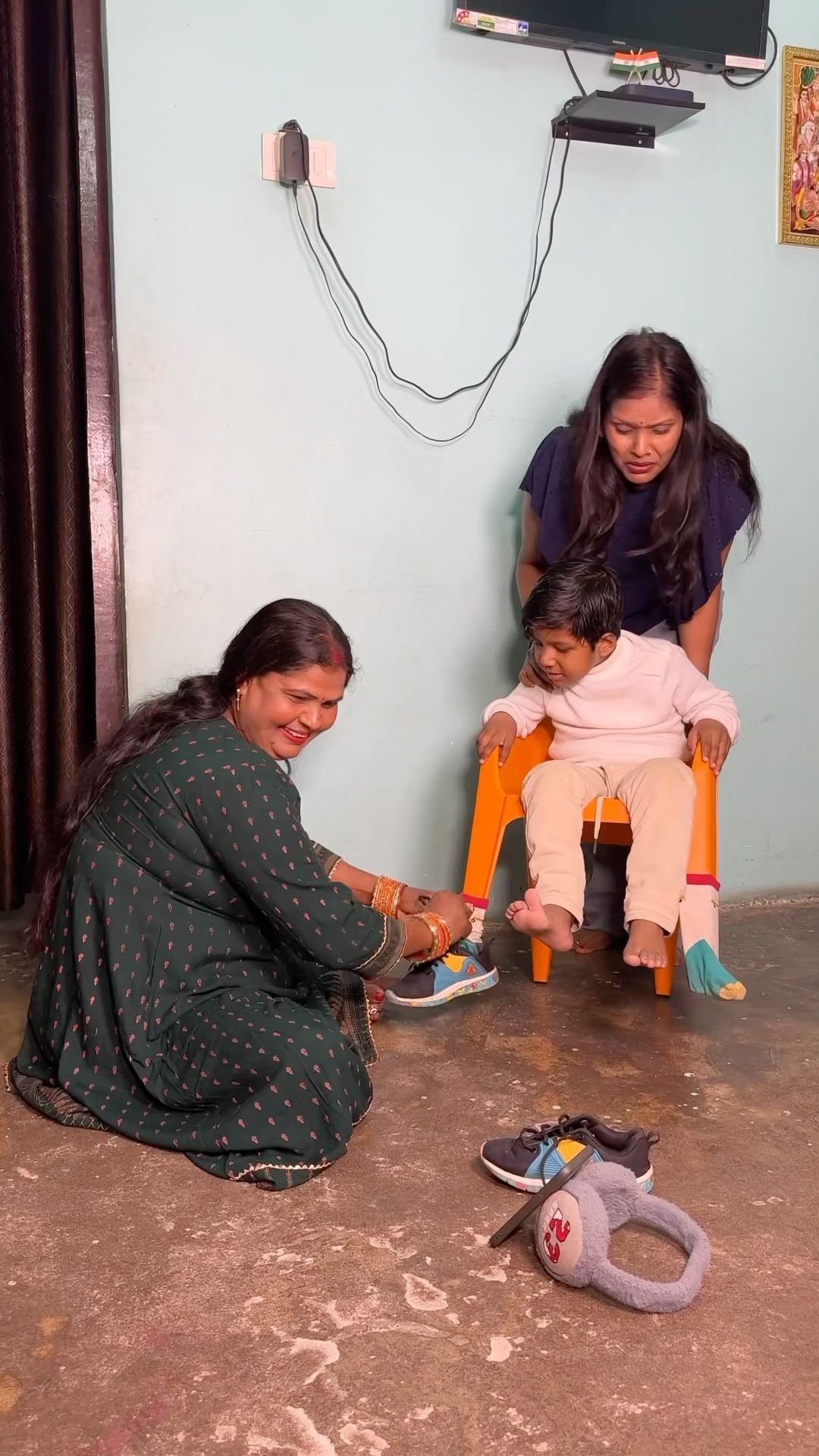 Dadi ne chair ko Shoes pehena diya ?? #shorts #funny #ytshorts #comedy #funnyshorts #comedyvideos