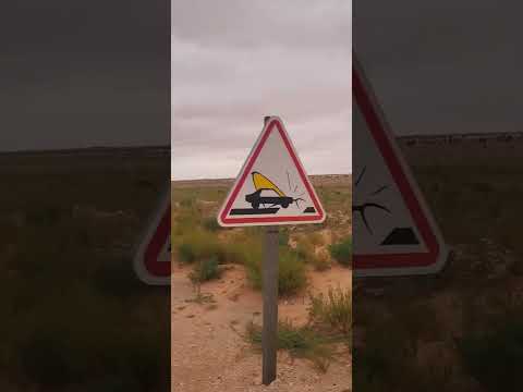 جدال كبير في الجزائر بسبب هاد البلاكة التي وجدها هذا السائق جنب الطريق و لم يفهم معناها