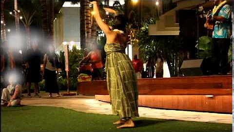 Hula at Royal Grove, Waikiki. フラ、ワイキキロイヤルハワイアン