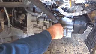 كم لتر تغيير زيت ناقل الحركة اليدوي في السيارة. Changing the transmission oil in the car مركبة boite