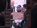 Mira el momento en que la seguridad para a una persona acercándose al Met Gala | Telemundo 47