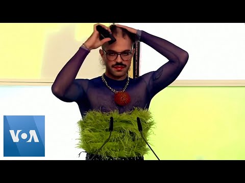 Winner Of German Book Prize Shaves Hair In Solidarity With Iranian Women VOA News