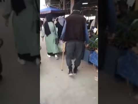 شاهد السفالة ليست مرتبطة بعمر معين القبض على مسن تركي يتحرش بالنساء داخل الأسواق في ولاية آيدن