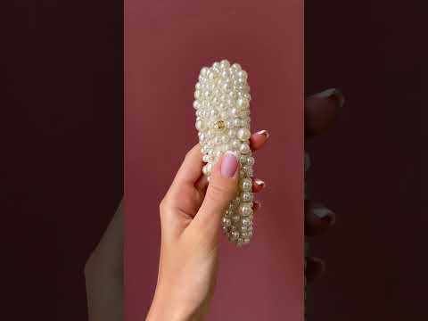 Ободок для волос Шанель в молочном цвете усыпанный жемчугом, видео 1