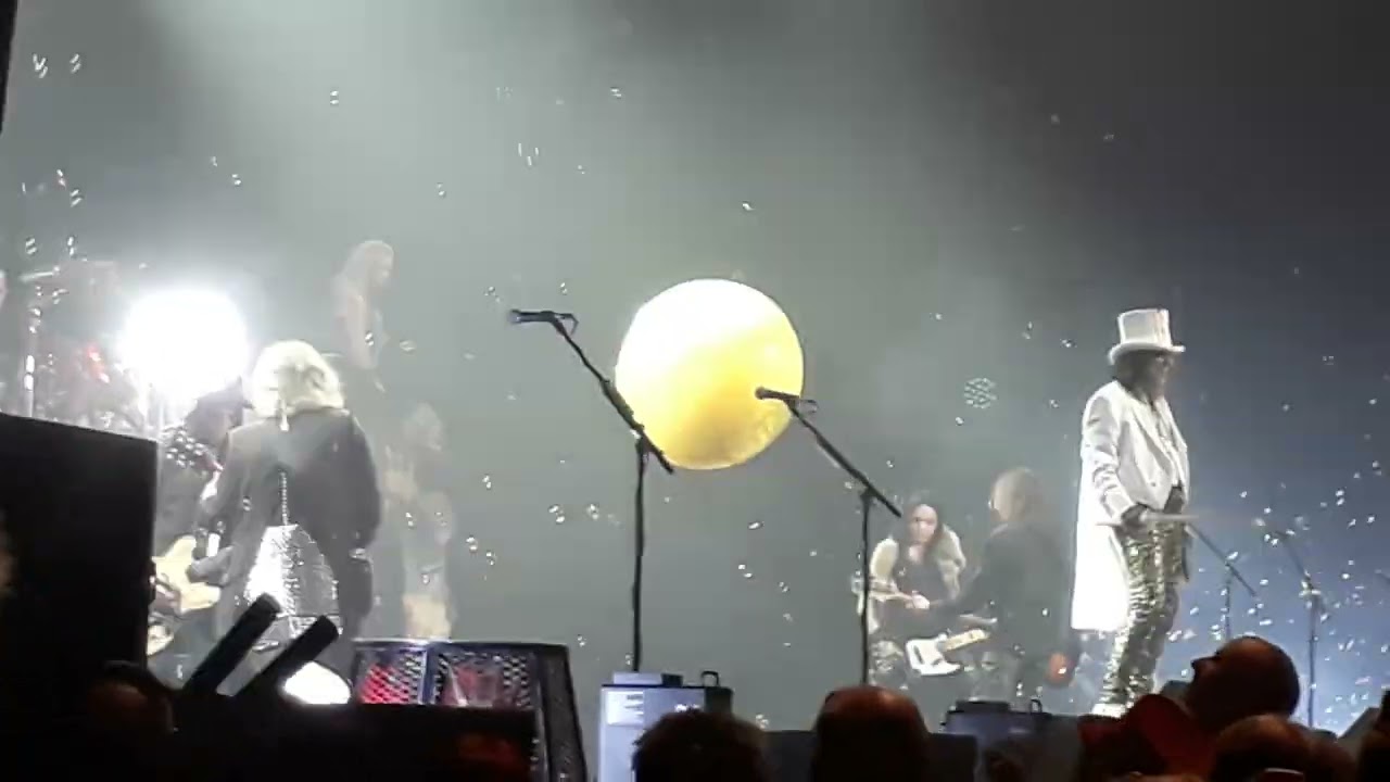 ,,School's Out,,- ALICE COOPER. / Leeds UK 2017/.