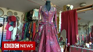 The dress unifying women around the world - BBC News