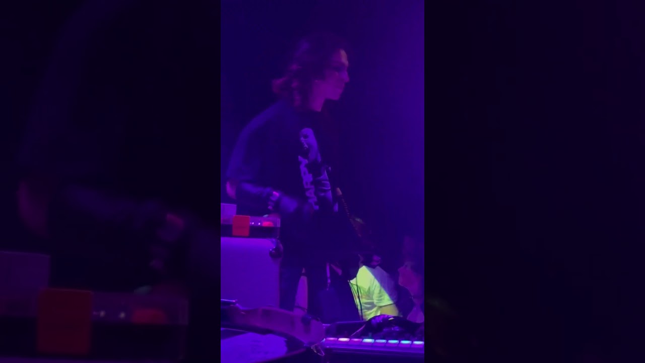 Singing Fred Durst‘s part !?