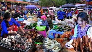 The Year-End Market - Hot Food - Strange Things - Precious Objects That Make Many People Fascinated