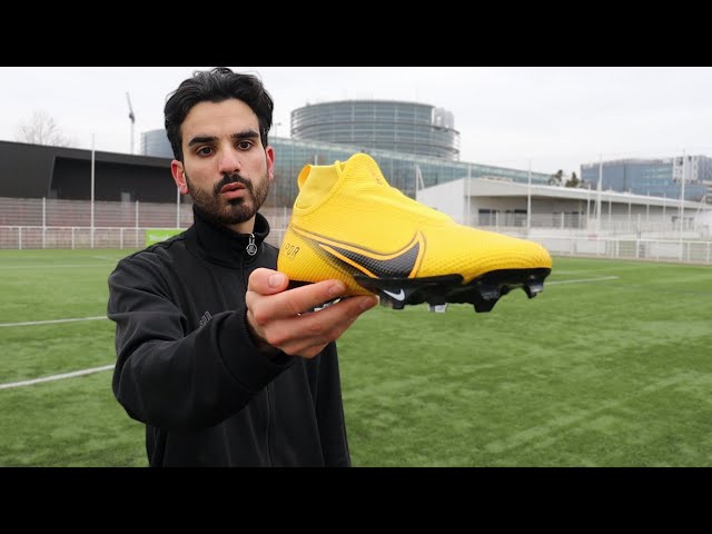 Jouer avec des CRAMPONS DE FOOTBALL AMÉRICAIN ??! (une fusée le