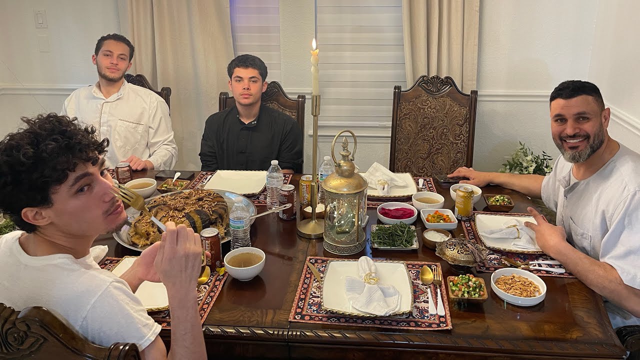 اول يوم نجتمع حول سفرة رمضان عائلة مغتربة 