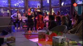 Video thumbnail of "Caro Emerald zingt 'A night like this'"