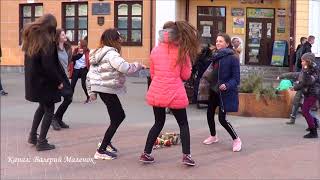 ШКОЛЯРЫ ТАНЦУЮТ НА УЛИЦЕ БРЕСТА! КАНИКУЛЫ! Brest! Music! Dance! видео Что за образования на ветках молодого дубочка?