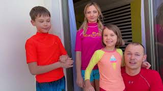 видео: Макс и Катя играют в пол это лава с бассейном картинка: Макс и Катя играют в пол это лава с бассейном